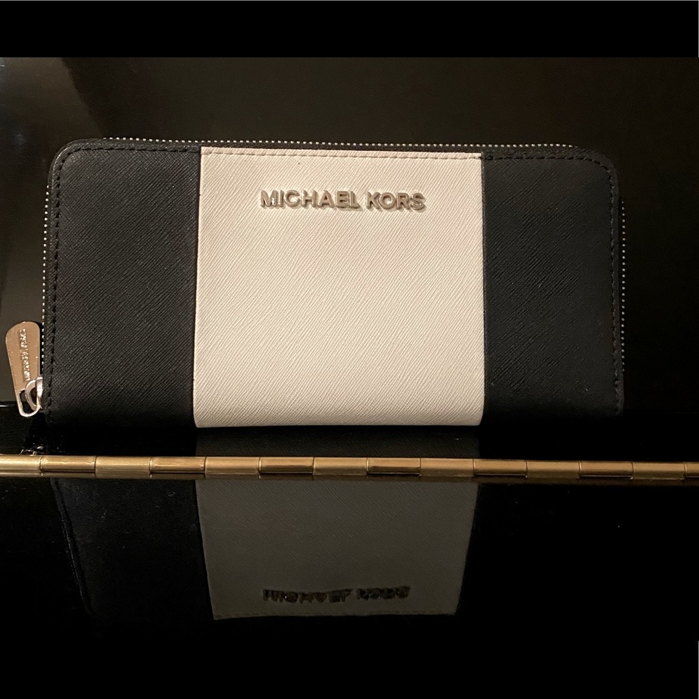 Michael Kors Women’s Wallet (Excellent Condition)
